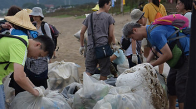 activity-waterfront-cleaning-in-Taiwan